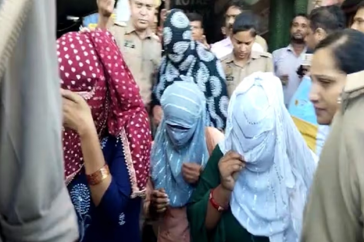 Kanpur: पुलिस ने रॉयल गैलेक्सी होटल में चल रहे सेक्स रैकेट का किया पर्दाफाश, मौके से आपत्तिजनक हालत में मिले युवक-युवतियां