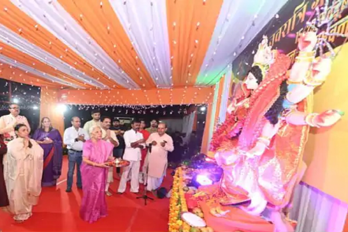 Lucknow: नवरात्रि के पहले दिन राजभवन में गरबा का आयोजन, पीएम मोदी के लिखे गीत पर सभी ने किया नृत्य, VIDEO