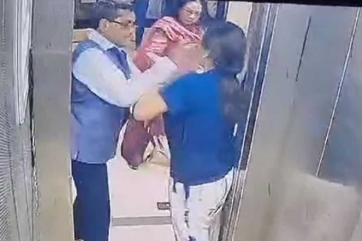 Noida News: लिफ्ट में कुत्ते को लेकर हुए विवाद में रिटायर्ड IAS ने महिला को जड़ा थप्पड़, CCTV फुटेज वायरल