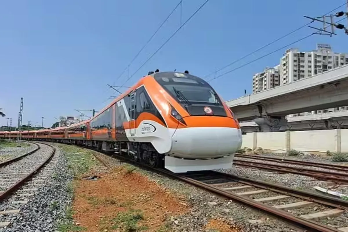 आखिर क्यों भगवा रंग में लॉन्च हुई है नई वंदे भारत ट्रेन? रेल मंत्री ने दिया सवाल का सटीक जवाब