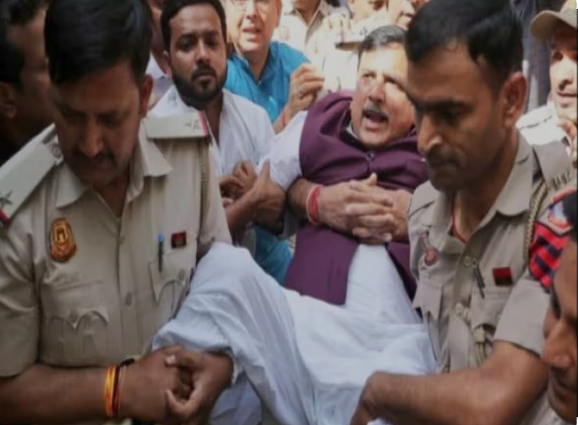 Delhi Excise Policy Scam: संजय सिंह की गिरफ्तारी के बाद दिल्ली में ‘महाभारत’, पुलिस से भिड़े आप कार्यकर्ता, जुबानी जंग तेज