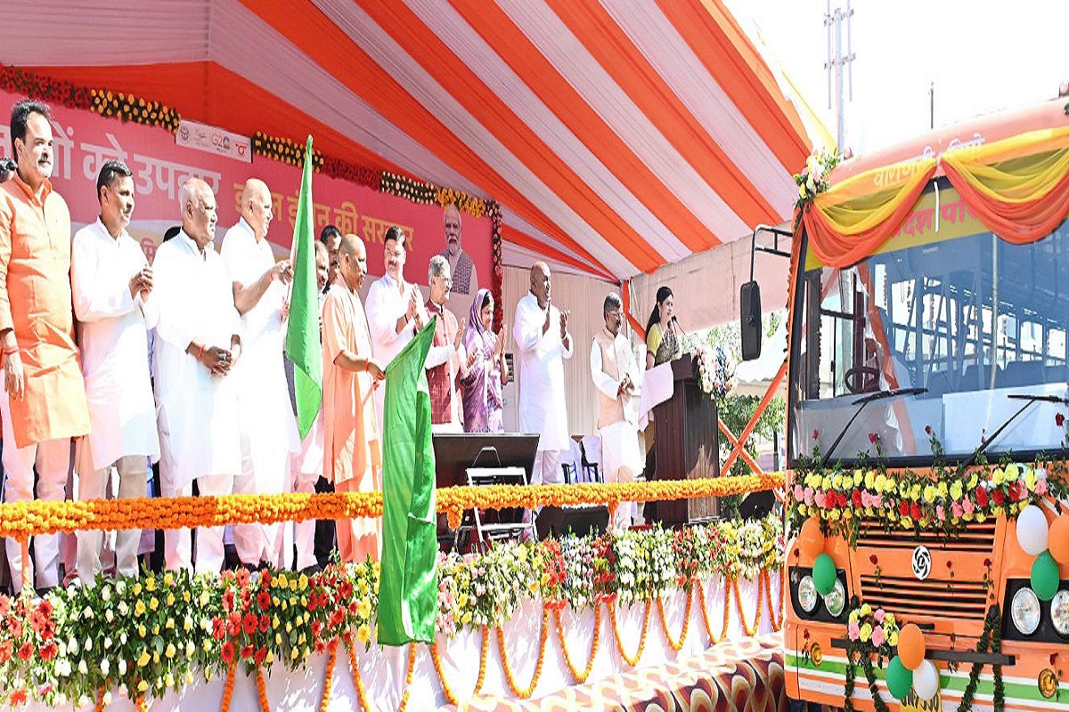 UP: नवरात्र में CM योगी ने मिशन महिला सारथी को दिखाई हरी झंडी, अब सड़कों बसें भी चला सकेंगी महिलाएं