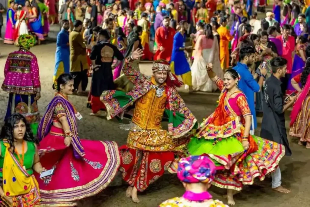 गरबा में आईडी चेक करके दी जा रही एंट्री