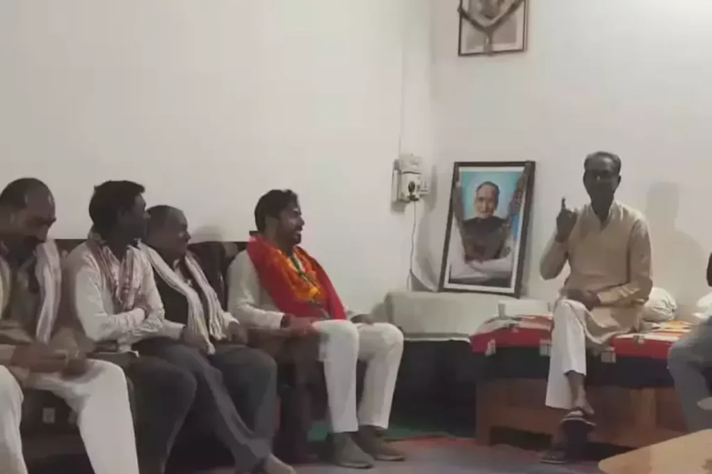 शिवराज सिंह के घर वोट मांगने पहुंचे कांग्रेस प्रत्याशी