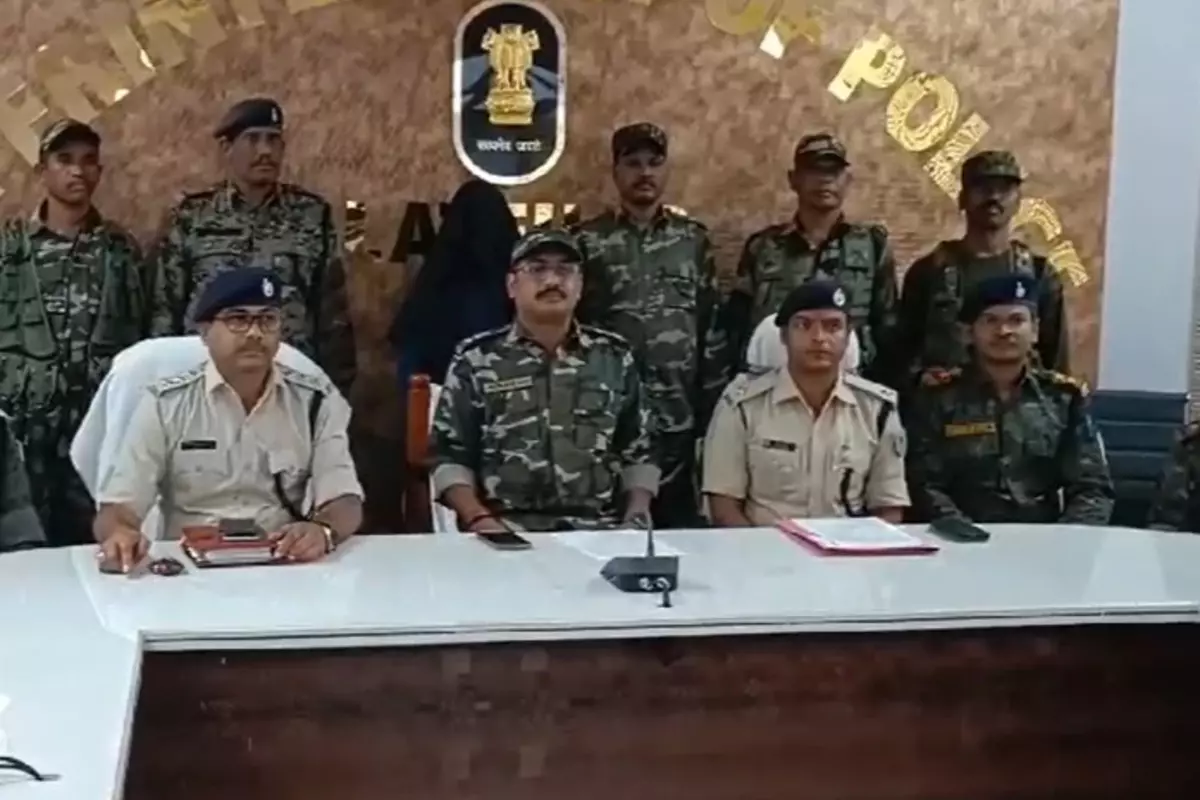 Jharkhand: लातेहार पुलिस की बड़ी सफलता, 8 लाख के इनामी नक्सली को किया गिरफ्तार, तीन जिलों में था आंतक