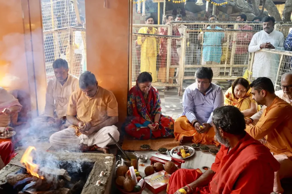 दतिया में मां पीताम्बरा के दरबार पहुंचीं वसुंधरा राजे