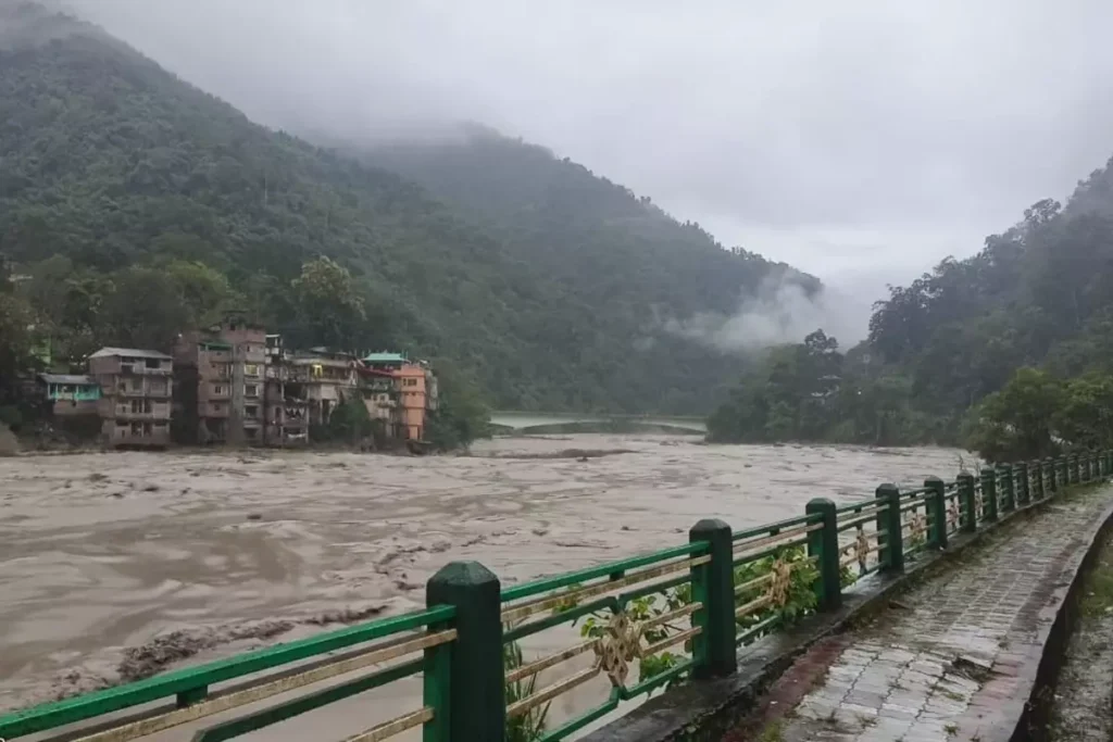 बादल फटने से तीस्ता नदी में बाढ़