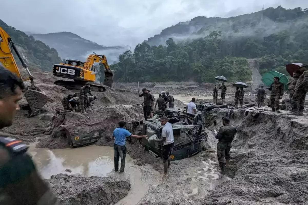Sikkim Floods: बादल फटने से आई बाढ़ में अब तक 51 की मौत, 15 जवान अभी भी लापता, 25 हजार लोग प्रभावित