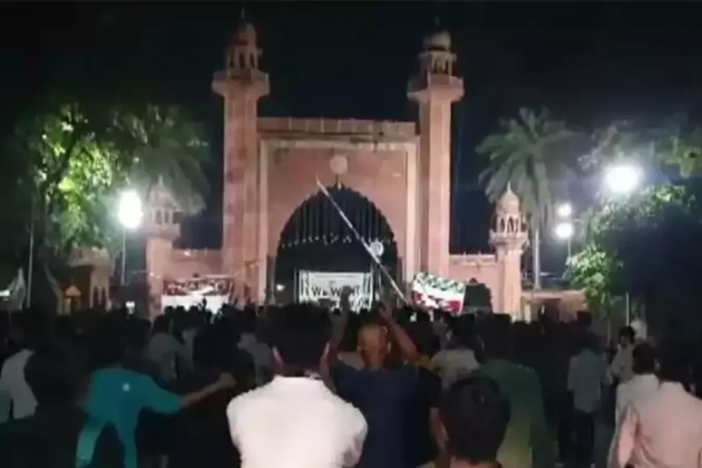 एएमयू में छात्रों ने विरोध प्रदर्शन करते हुए धार्मिक नारेबाजी की