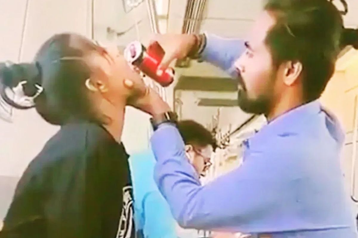 Delhi Metro Viral Video: दिल्ली मेट्रो में कपल ने घिनौनी हरकत, वीडियो देख भड़के सोशल मीडिया यूजर्स