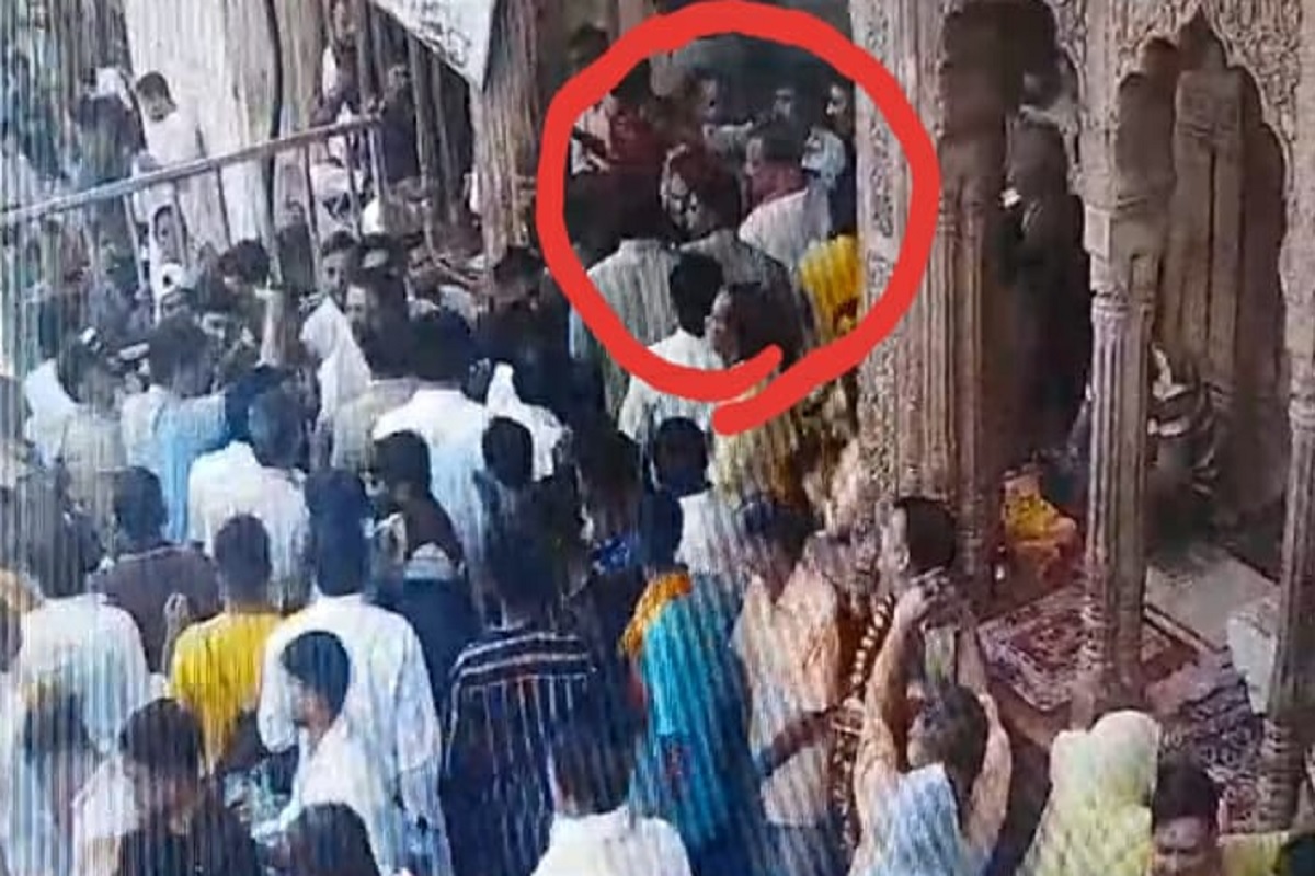 Mathura: बांके बिहारी मंदिर पहुंचे केंद्रीय मंत्री, VIP दर्शन को लेकर सुरक्षाकर्मियों से हुई नोकझोंक, निकास द्वार से करना चाहते थे प्रवेश