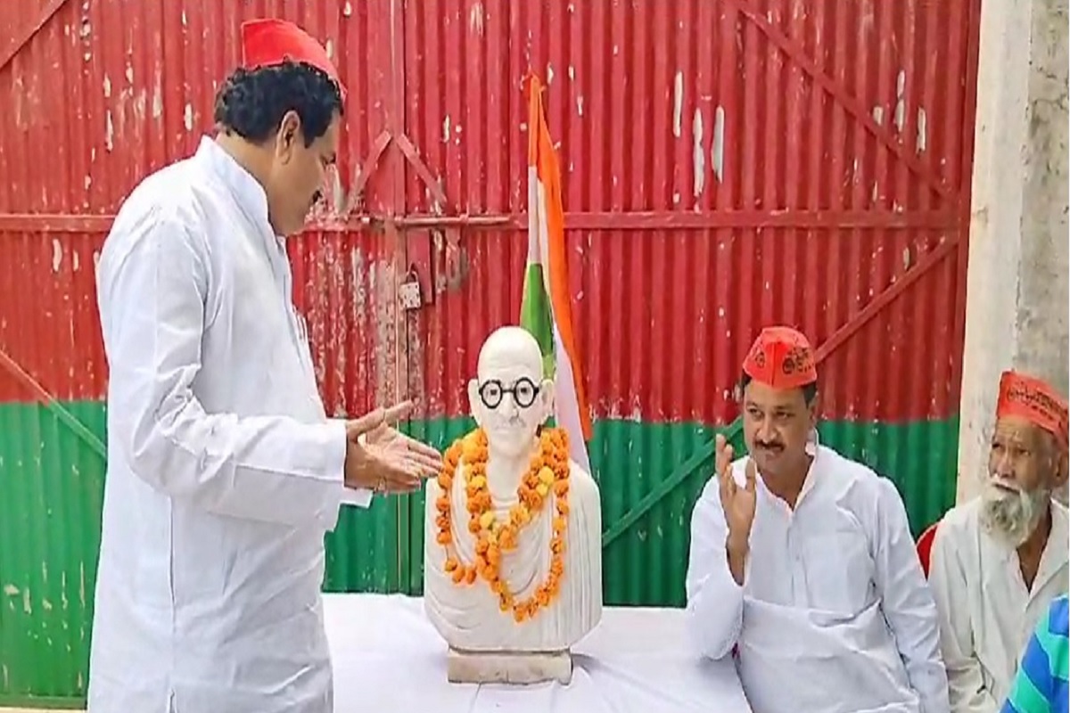 “…बापू मैं माफी चाहता हूं”, महात्मा गांधी की मूर्ति से लिपटकर रोने वाले वाले सपा नेता का नया VIDEO Viral