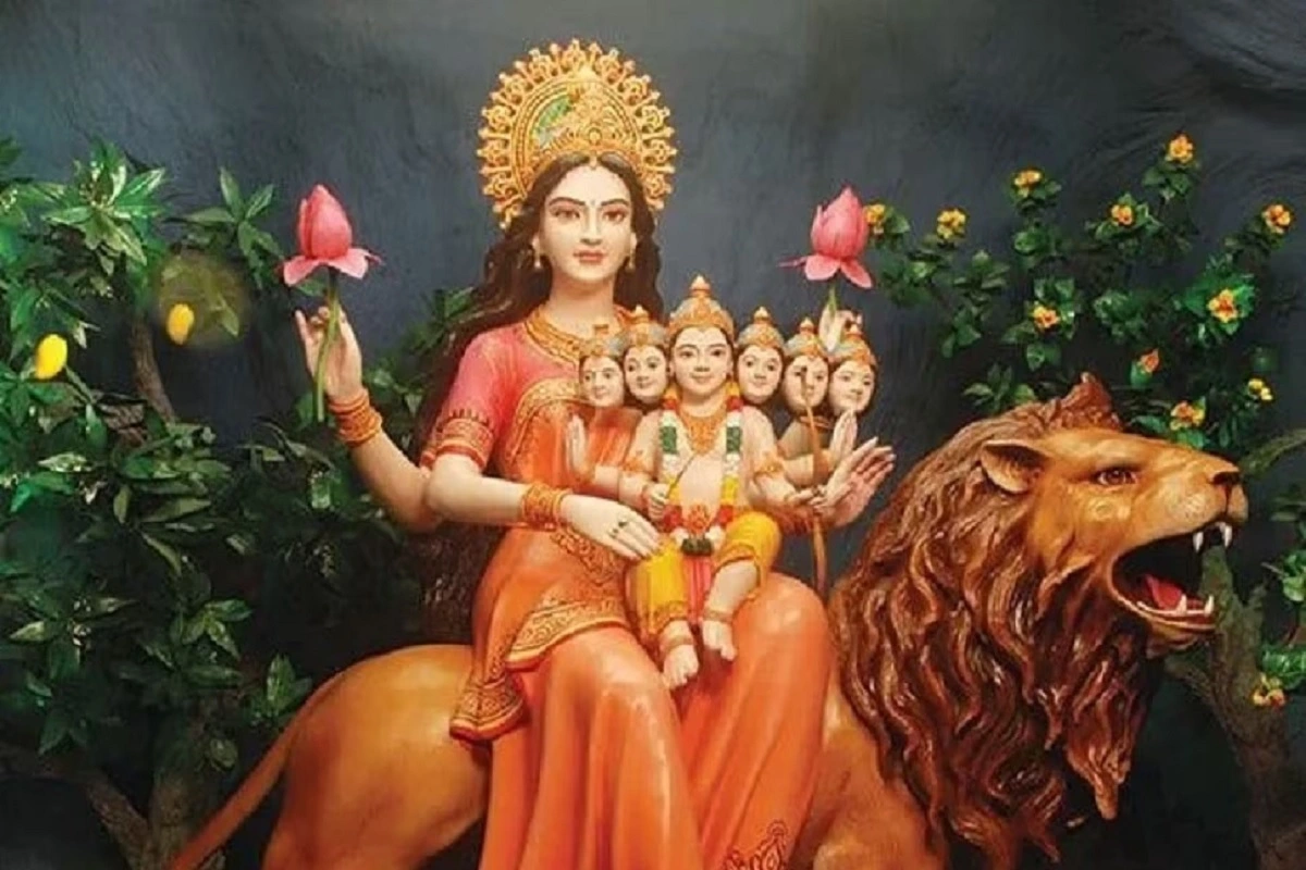 Shardiya Navratri 2023: शारदीय नवरात्रि के पांचवे दिन स्कंदमाता की पूजा से संतान सुख की प्राप्ति, धनुष बाण से है मां का खास नाता