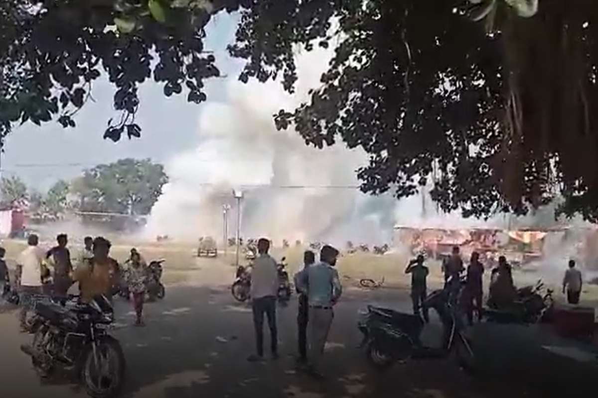 Fire In Mathura: मथुरा के पटाखा बाजार में लगी आग, कई दुकानें जलकर खाक