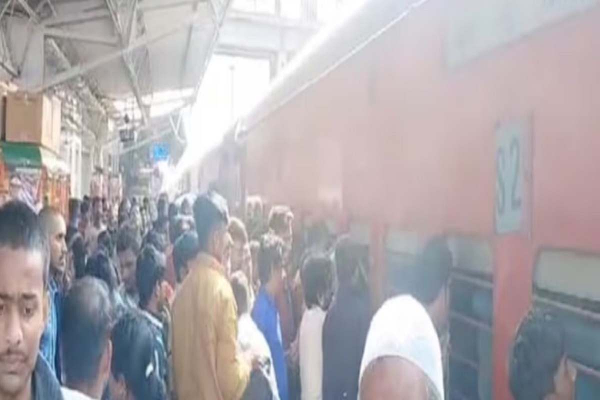 UP News: अवध आसाम एक्सप्रेस ट्रेन के कोच से निकला धुआं, मची भगदड़, आरपीएफ ने ऐसे यात्रियों को निकाला बाहर
