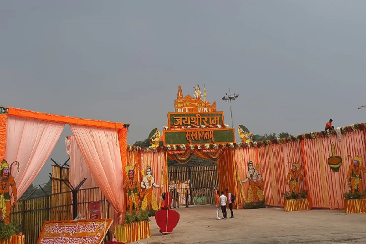 Ayodhya: हर प्रांत के रंग से जगमग हुई राम नगरी, झांकियों में उतरा राम युग, रामलला के भक्तों का उमड़ा सैलाब