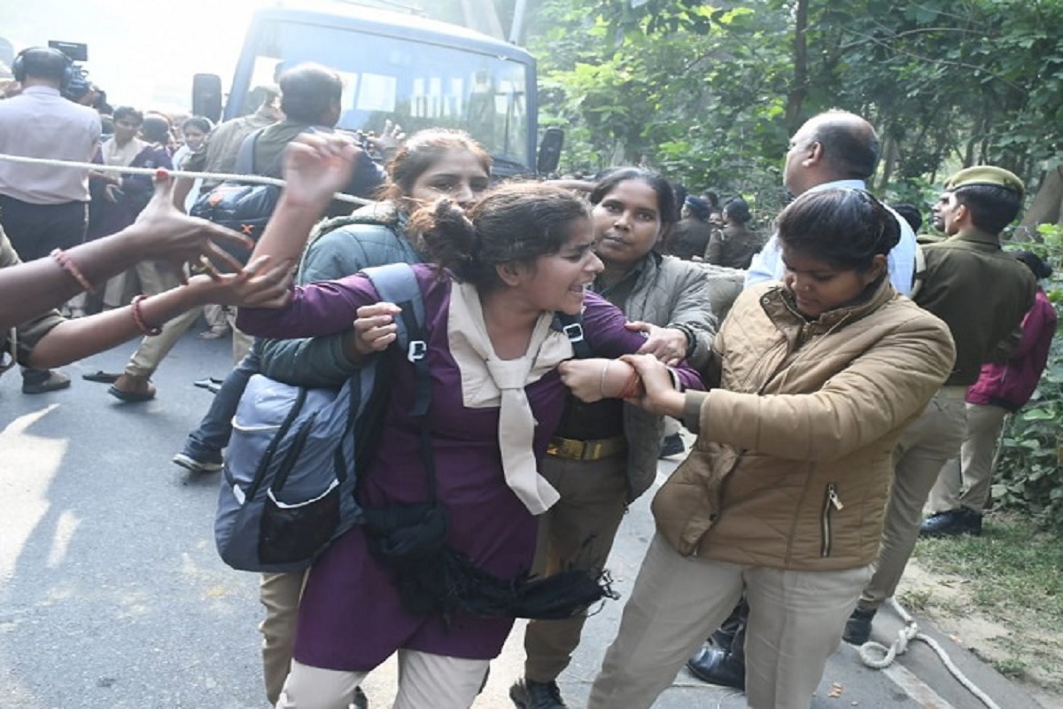 Lucknow News: डायल-112 की महिला कर्मियों के हंगामा-प्रदर्शन के बाद हटाए गए एडीजी अशोक सिंह, नीरा रावत को मिली जिम्मेदारी