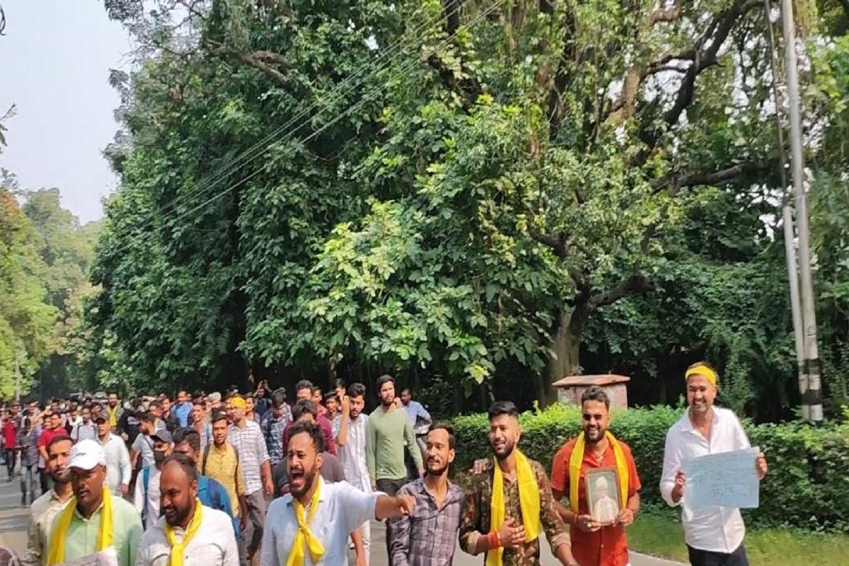 Varanasi News: BHU में दीवार बनाने के खिलाफ सड़क पर उतरे सैकड़ों छात्र, सोमवार को बंद का आह्वान, प्रशासन के फैसले पर खड़े किए ये सवाल