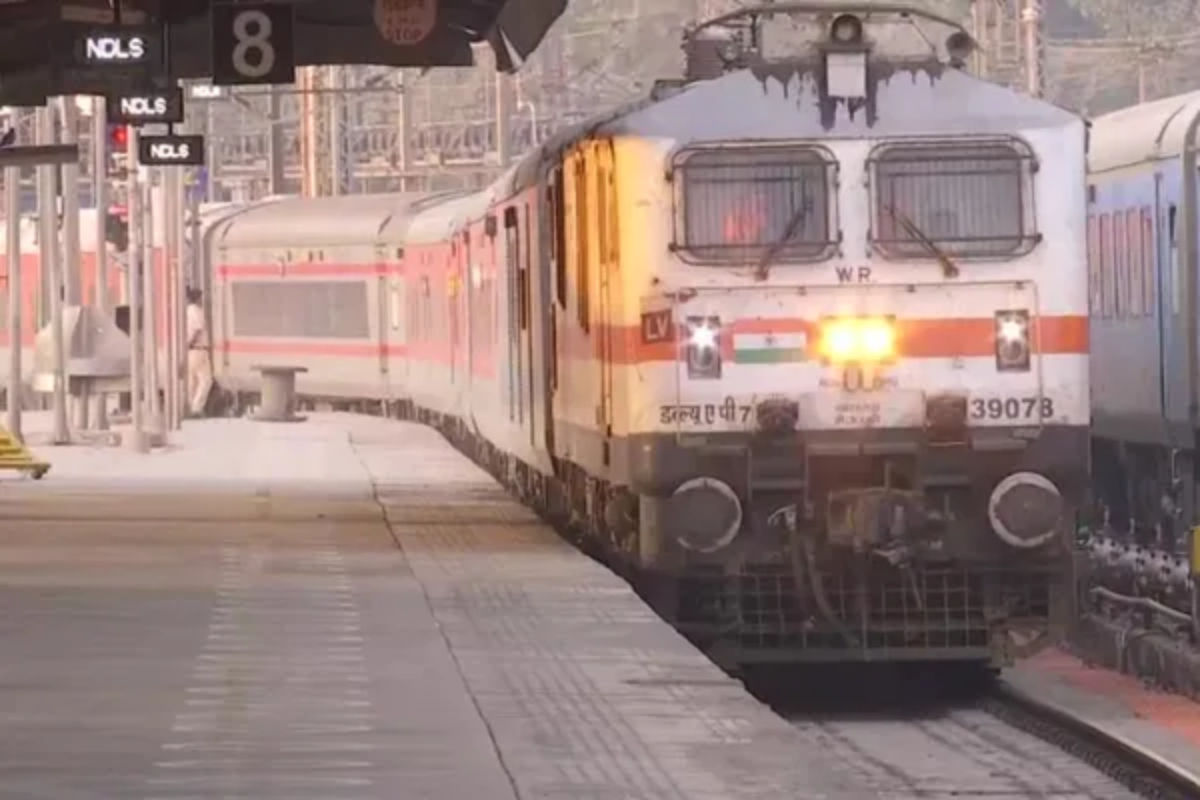Indian Railway: कोहरे से पहले ही सतर्क हुआ रेलवे, दिल्ली आने वाली तीन दर्जन ट्रेनें हुईं रद्द