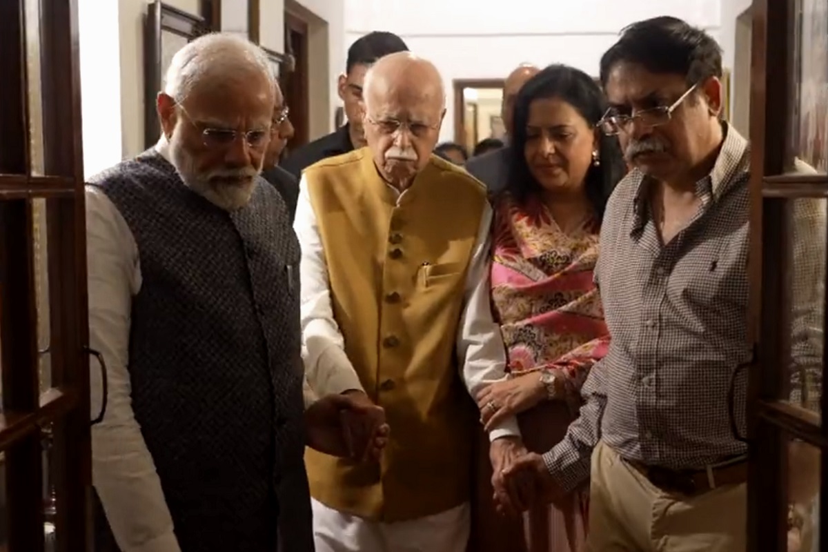 Lal Krishna Advani Birthday: 96 साल के हुए आडवाणी, PM मोदी ने घर पहुंचकर दी जन्‍मदिन की बधाई- VIDEO