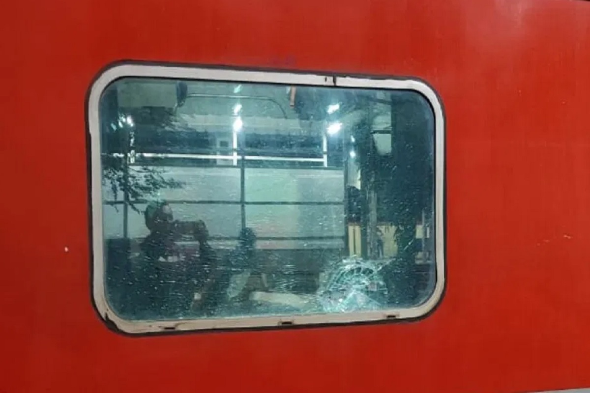 UP News: मिर्जापुर में ट्रेन पर पथराव के बाद यात्रियों में मचा हड़कम्प, स्लीपर-एसी कोच के शीशे टूटे, RPF जांच में जुटी