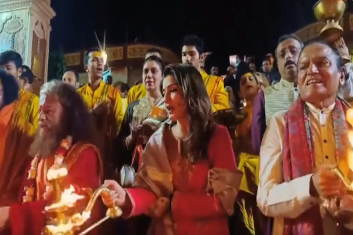 VIDEO: ऋषिकेश पहुंची बॉलीवुड एक्ट्रेस Raveena Tandon, परमार्थ घाट पर गंगा आरती में हुईं शामिल