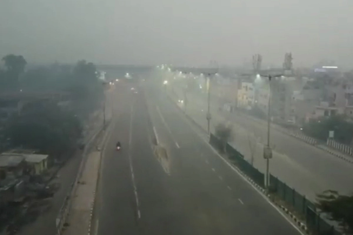 दिवाली बाद फिर जहरीली हुई दिल्ली की हवा, AQI पहुंचा 999, कई इलाक़ों में छाई रही धुंध