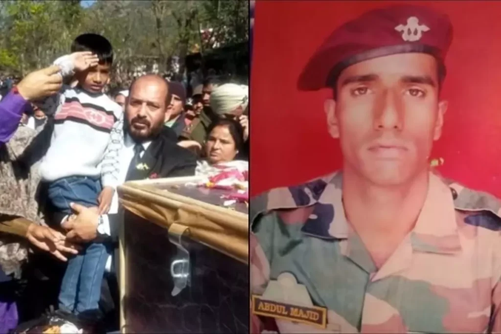 पिता को आखिरी सलामी देते बेटे की तस्वीर