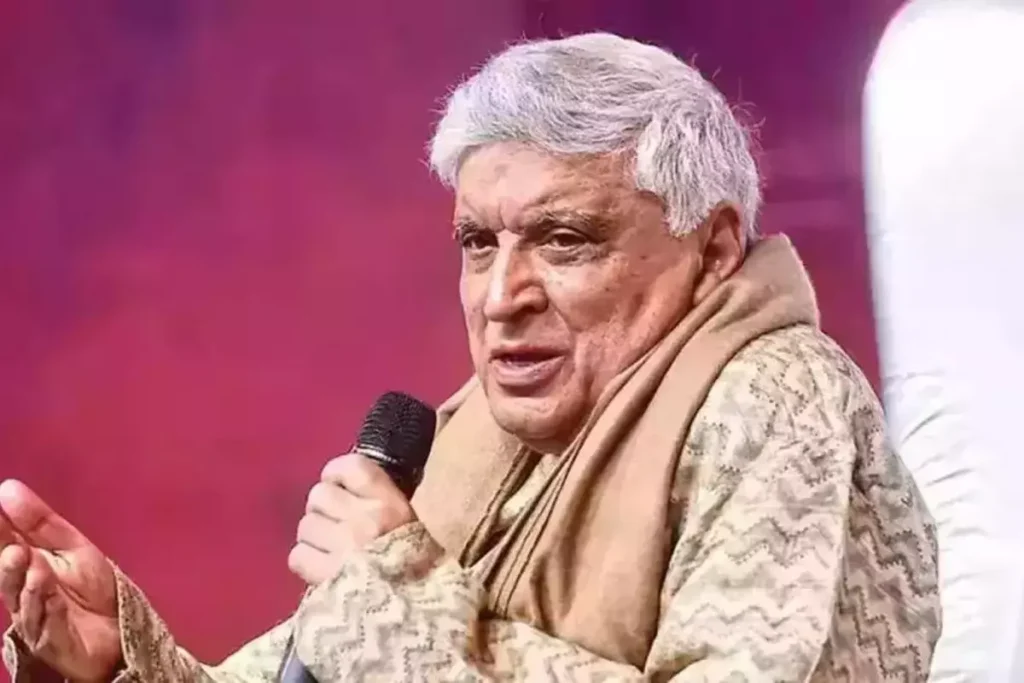 संबोधित करते जावेद अख्तर