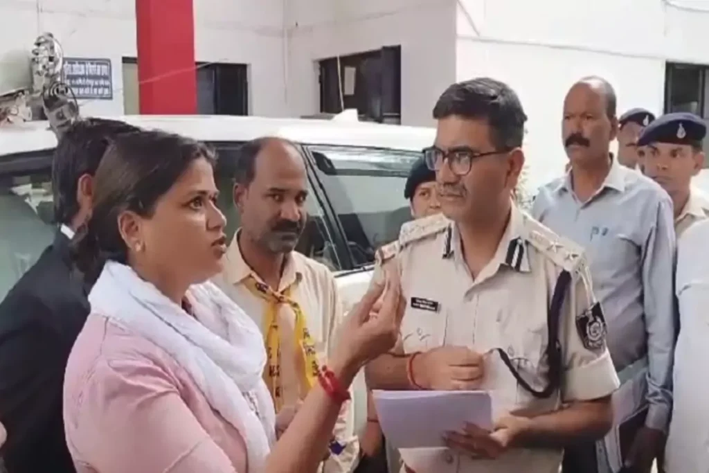 MP News ( पुलिस के साथ रुचि गुप्ता)