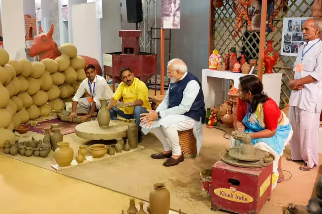 कुम्हारों के साथ पीएम मोदी