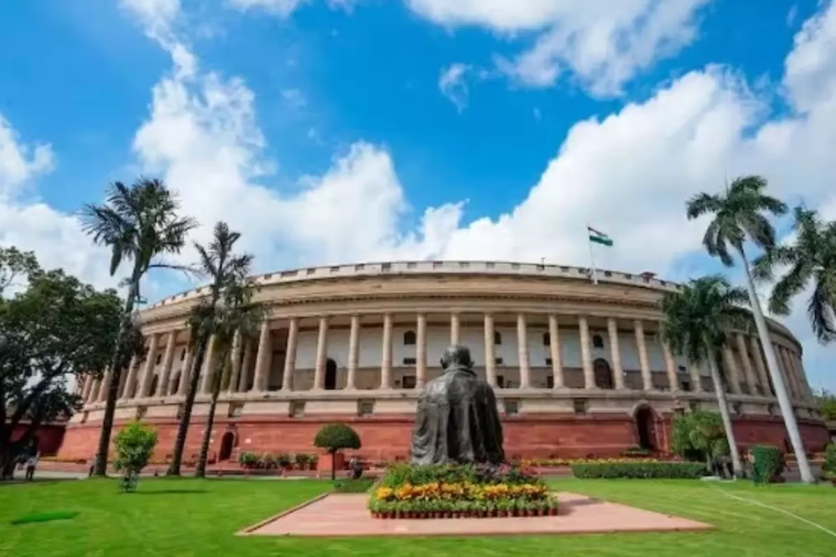संसद में सवाल पूछने के लिए पैसे लेने का आरोप नया नहीं