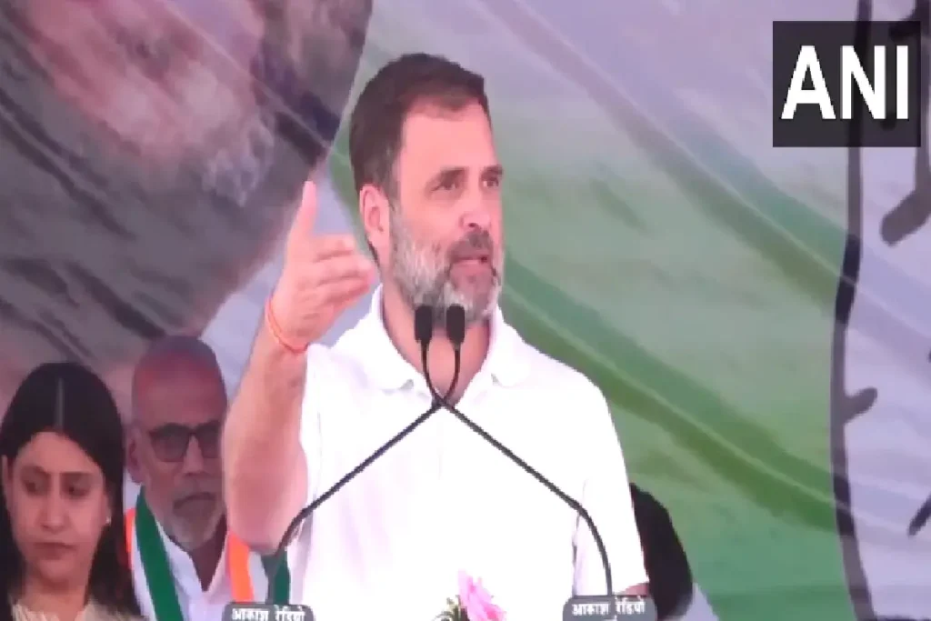 चुनावी रैली को संबोधित करते हुए राहुल गांधी