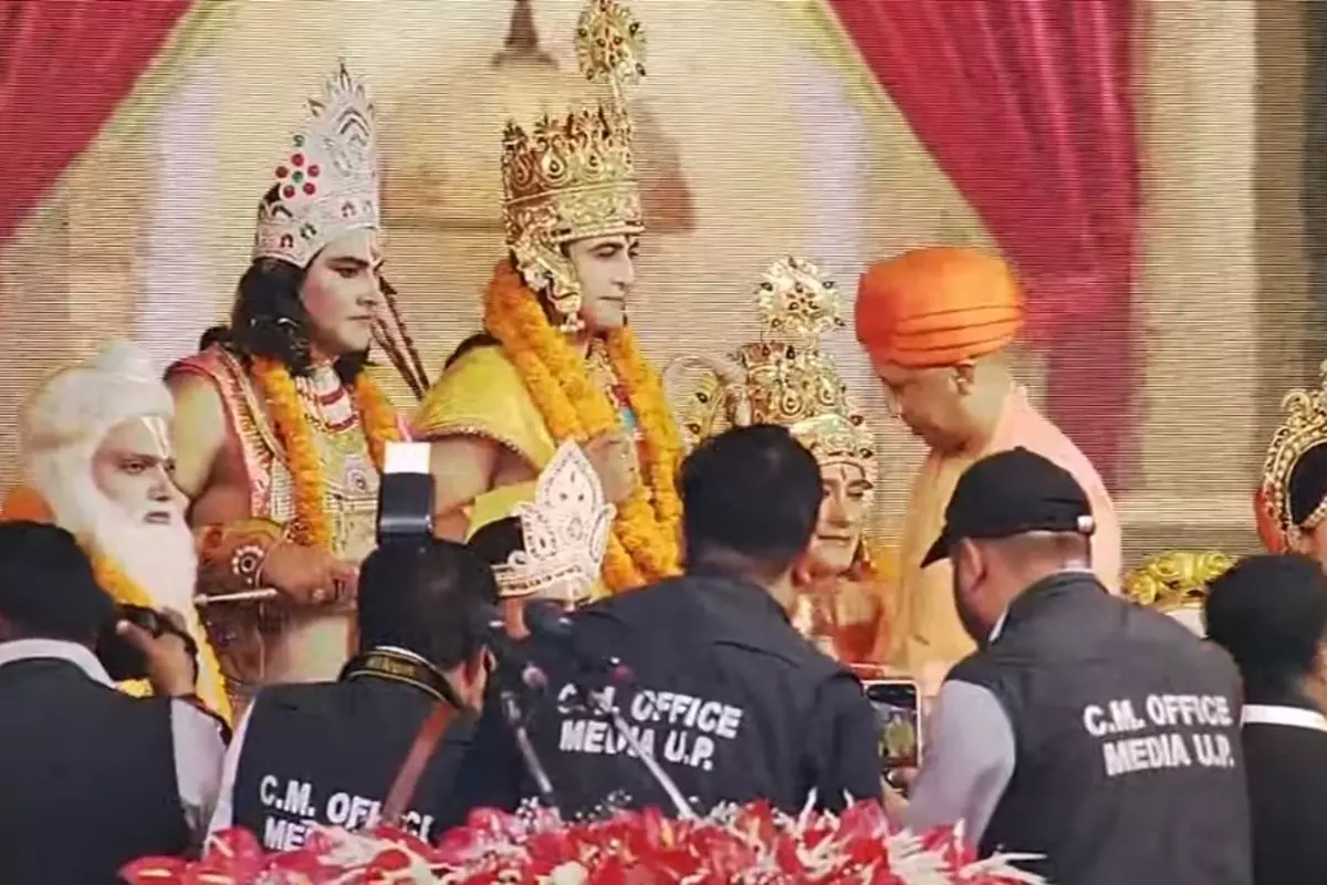 Ayodhya: CM योगी ने ‘भगवान राम’ का तिलक लगाकर किया स्वागत, देखें Video