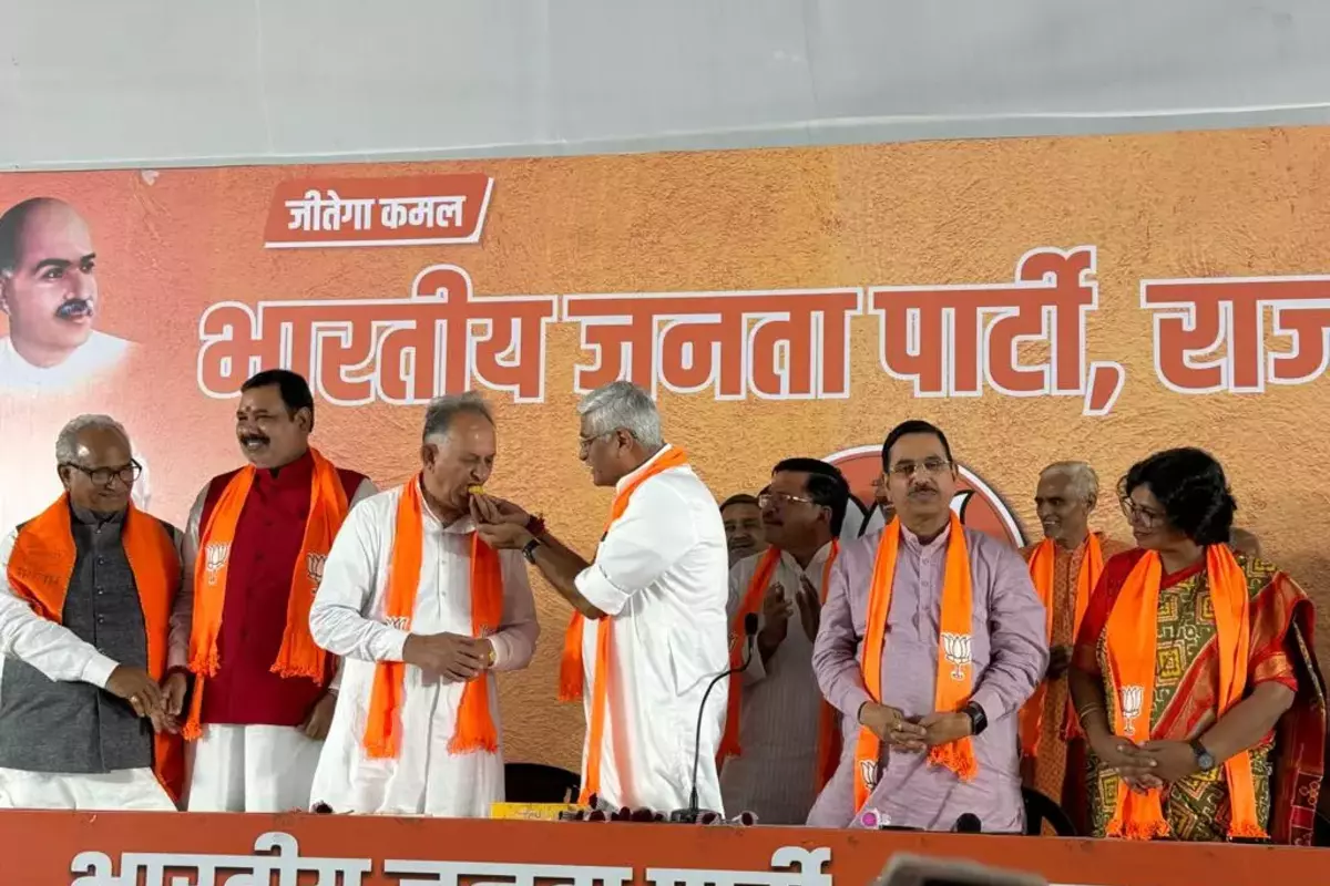 Rajasthan Election: चुनाव से पहले कांग्रेस को बड़ा झटका, CM गहलोत के करीबी नेता ने नामांकन लिया वापस, थामा BJP का दामन