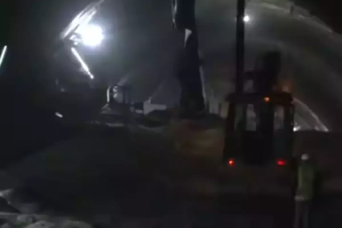 Uttarkashi Tunnel Collapse: 40 मजदूर सुरंग के अंदर फंसे, रेस्क्यू ऑपरेशन में जुटी हैं कई टीमें, भेजा गया खाना-पानी