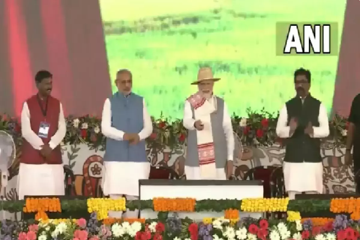 किसान सम्मान निधि की 15वीं किस्त जारी करते हुए प्रधानमंत्री मोदी