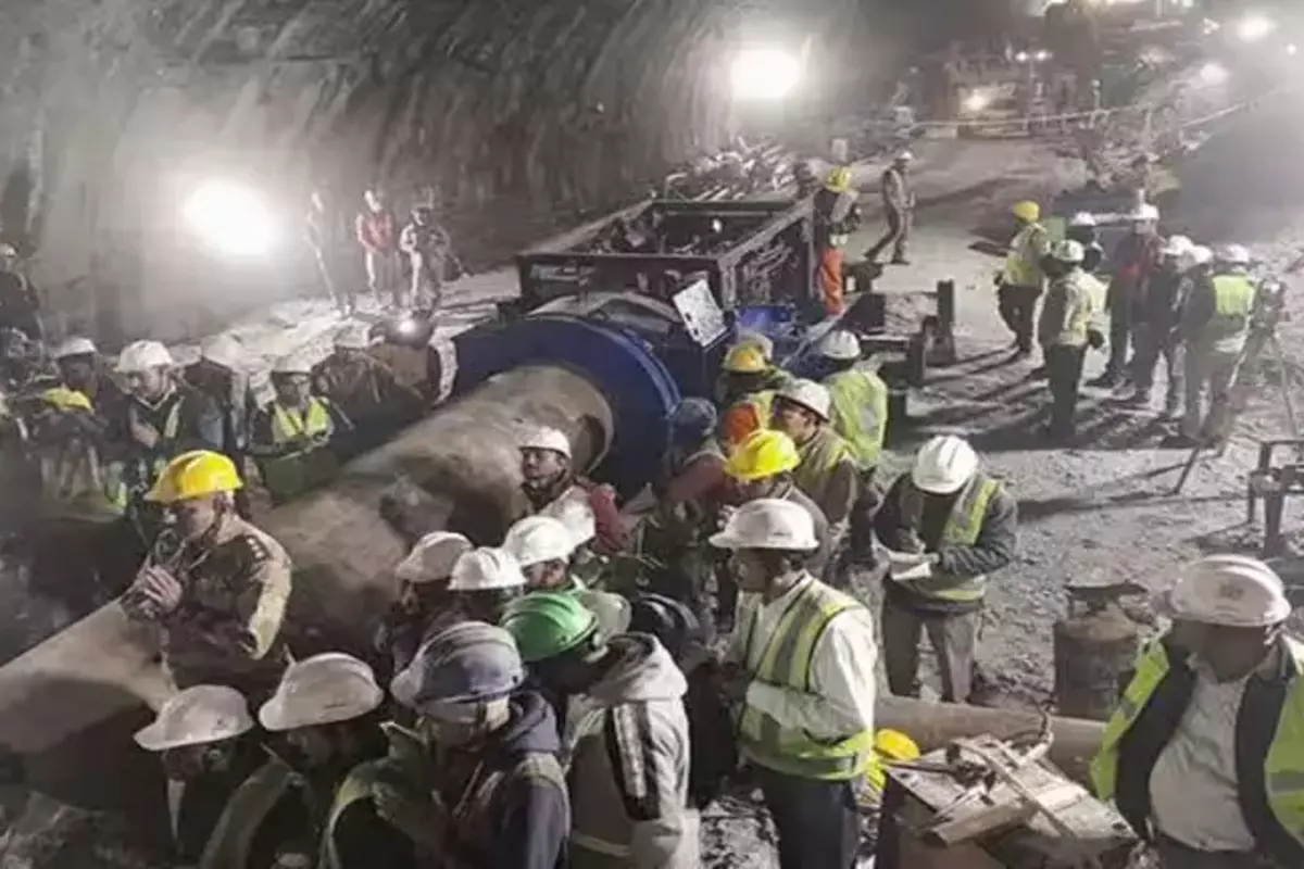 Uttarkashi Tunnel Rescue: टनल का परीक्षण कर बोले गडकरी- 6 विकल्पों पर चल रहा काम, दो से तीन दिन का लगेगा वक्त
