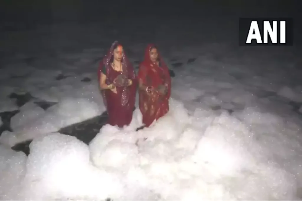 सूर्य को अर्घ्य देती महिलाएं