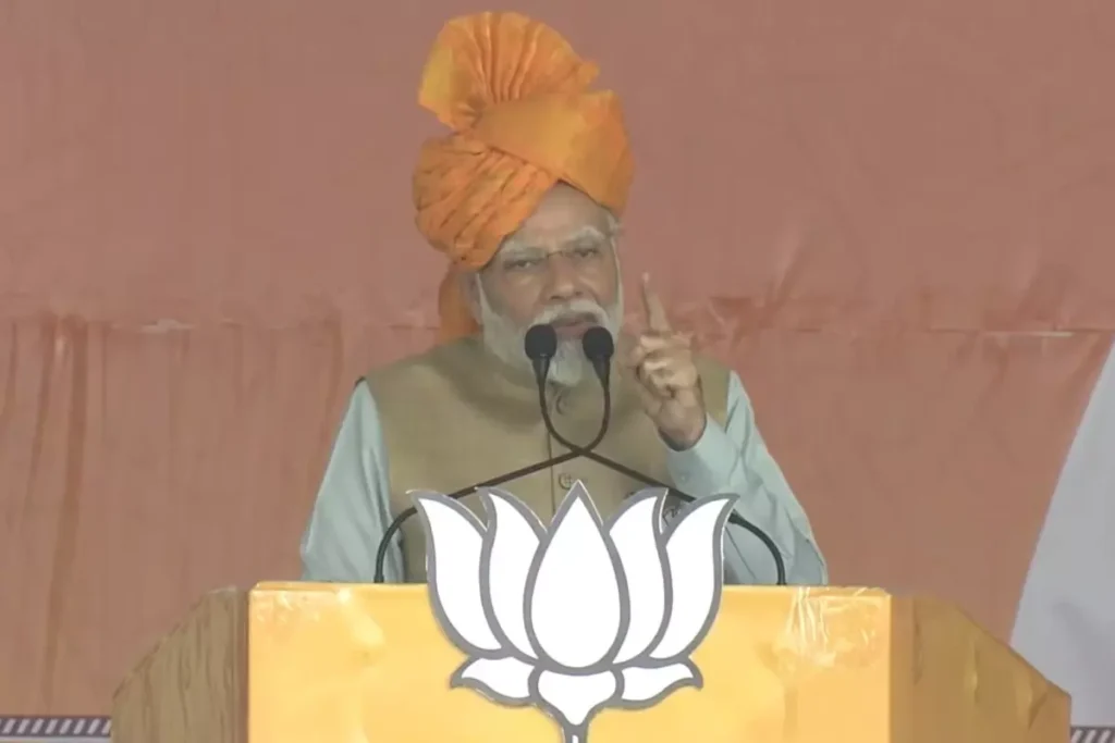 चुनावी रैली को संबोधित करते हुए पीएम मोदी