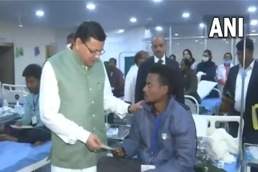 सीएम धामी ने श्रमिकों को सौंपे चेक