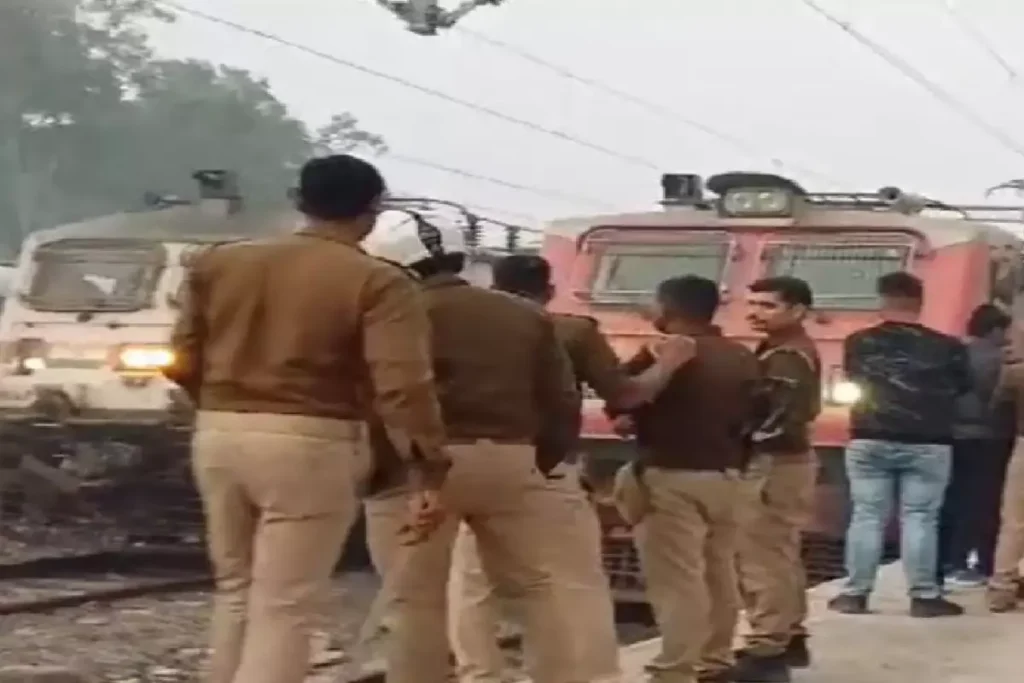 स्टेशन पर ट्रेन खड़ी करके सोने चला गया ड्राइवर