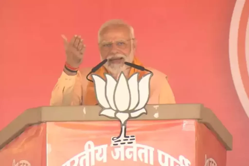 चुनावी जनसभा को संबोधित करते हुए पीएम मोदी
