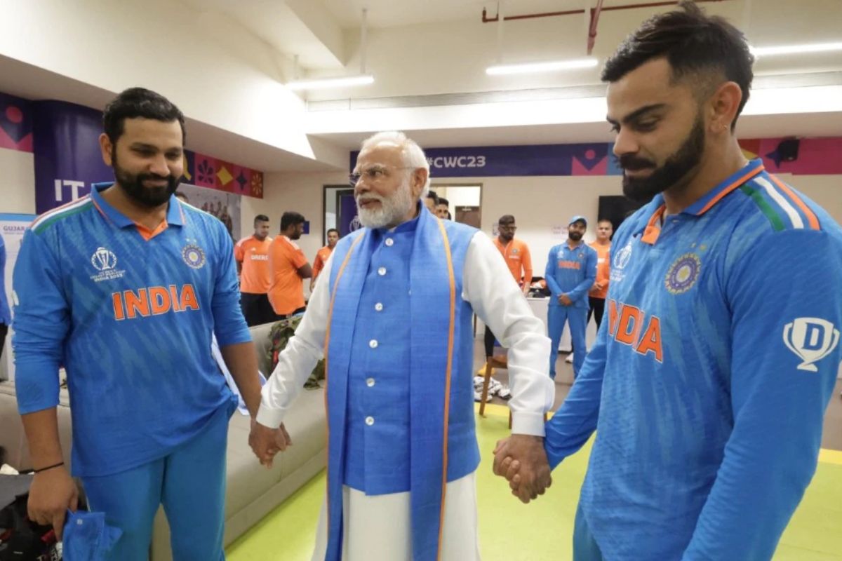 PM Modi With Team India: टीम इंडिया के ड्रेसिंग रूम में पहुंचे पीएम मोदी, फाइनल में हार के बाद बढ़ाया प्लेयर्स का हौसला