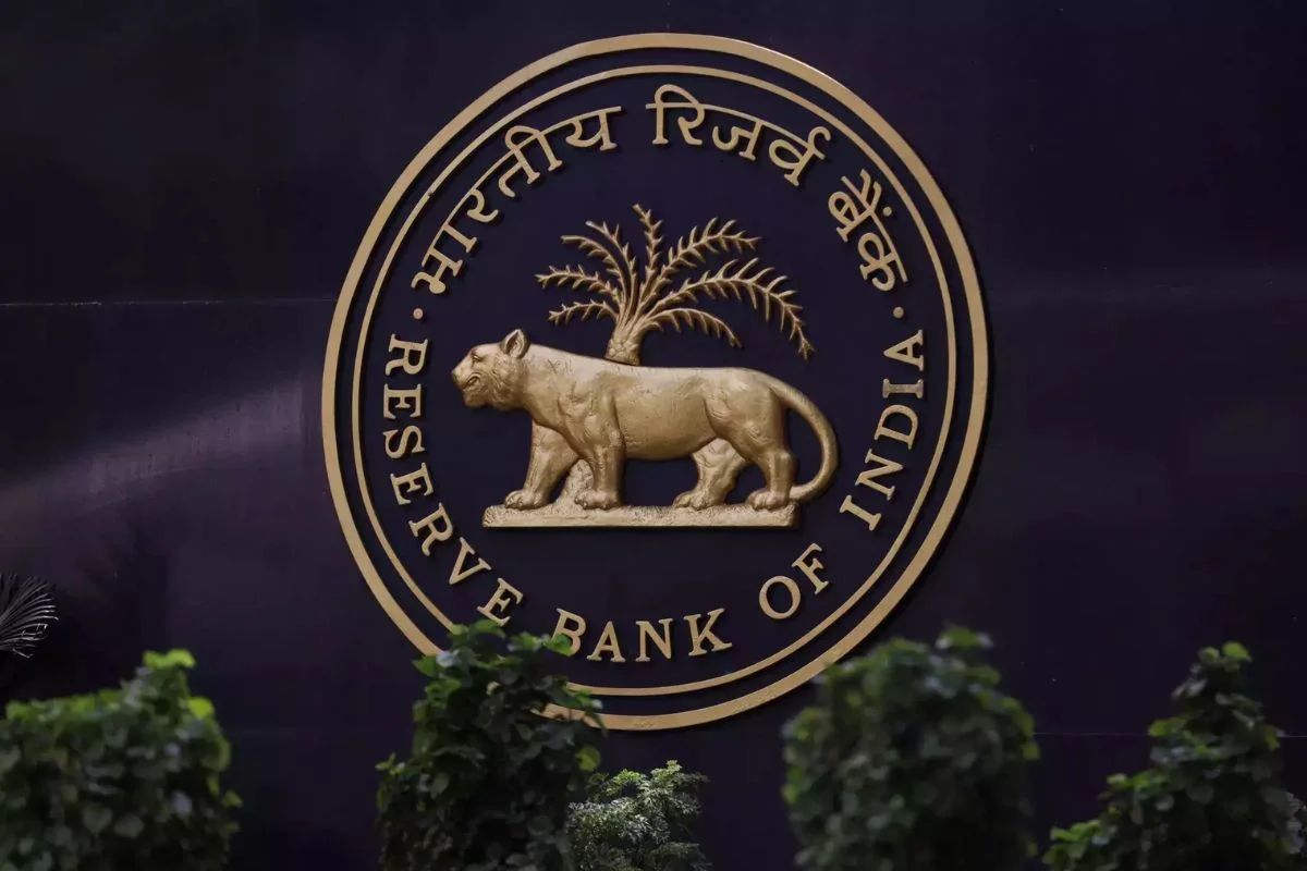 RBI Penalty on 3 Banks: रिजर्व बैंक ने देश के तीन बैंकों पर ठोका 10 करोड़ का तगड़ा जुर्माना, जानें कहीं आपका खाता इनमें से किसी में तो नहीं