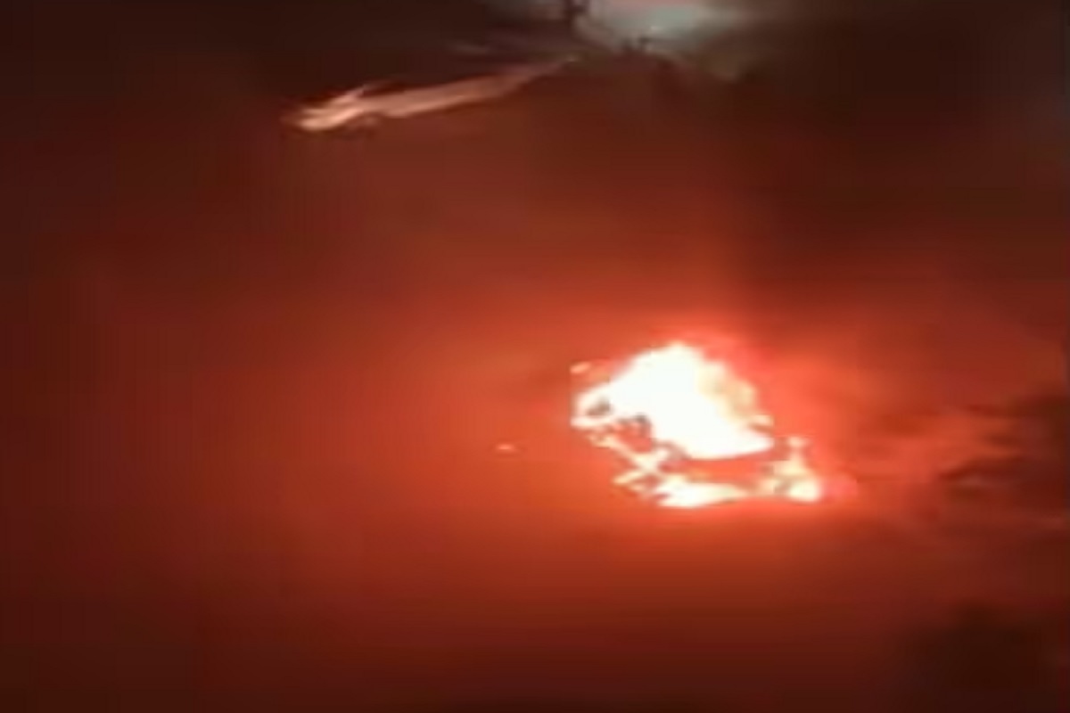 Car Fire Accident Noida: अचानक आग का गोला बनी स्विफ्ट कार, जिंदा जल गए दो दोस्त VIDEO