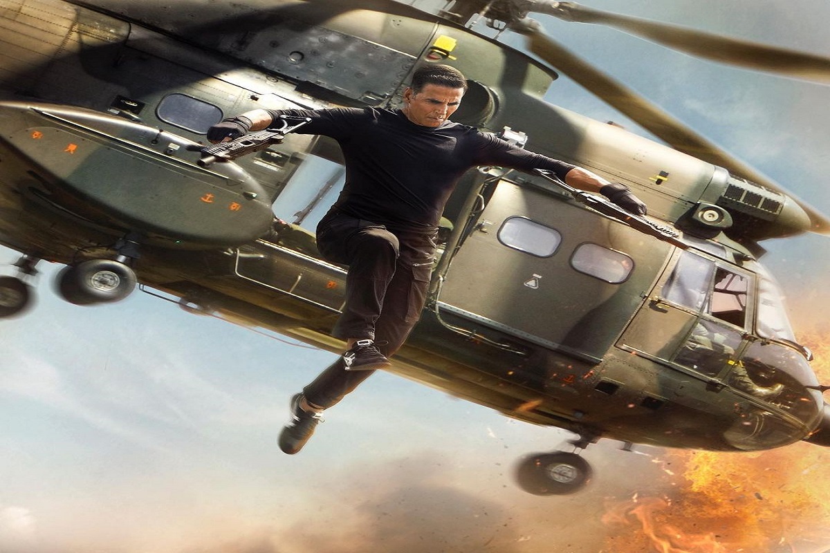 Singham Again: सामने आया Akshay Kumar का First Look, हेलिकॉप्टर से लगाई छलांग