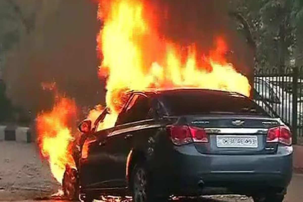 Muzaffarnagar: कार में अचानक लगी आग, 1 शख्‍स जिंदा जला, 3 की हालत गंभीर; इन बातों का रखते ध्‍यान तो बच सकती थीं जानें