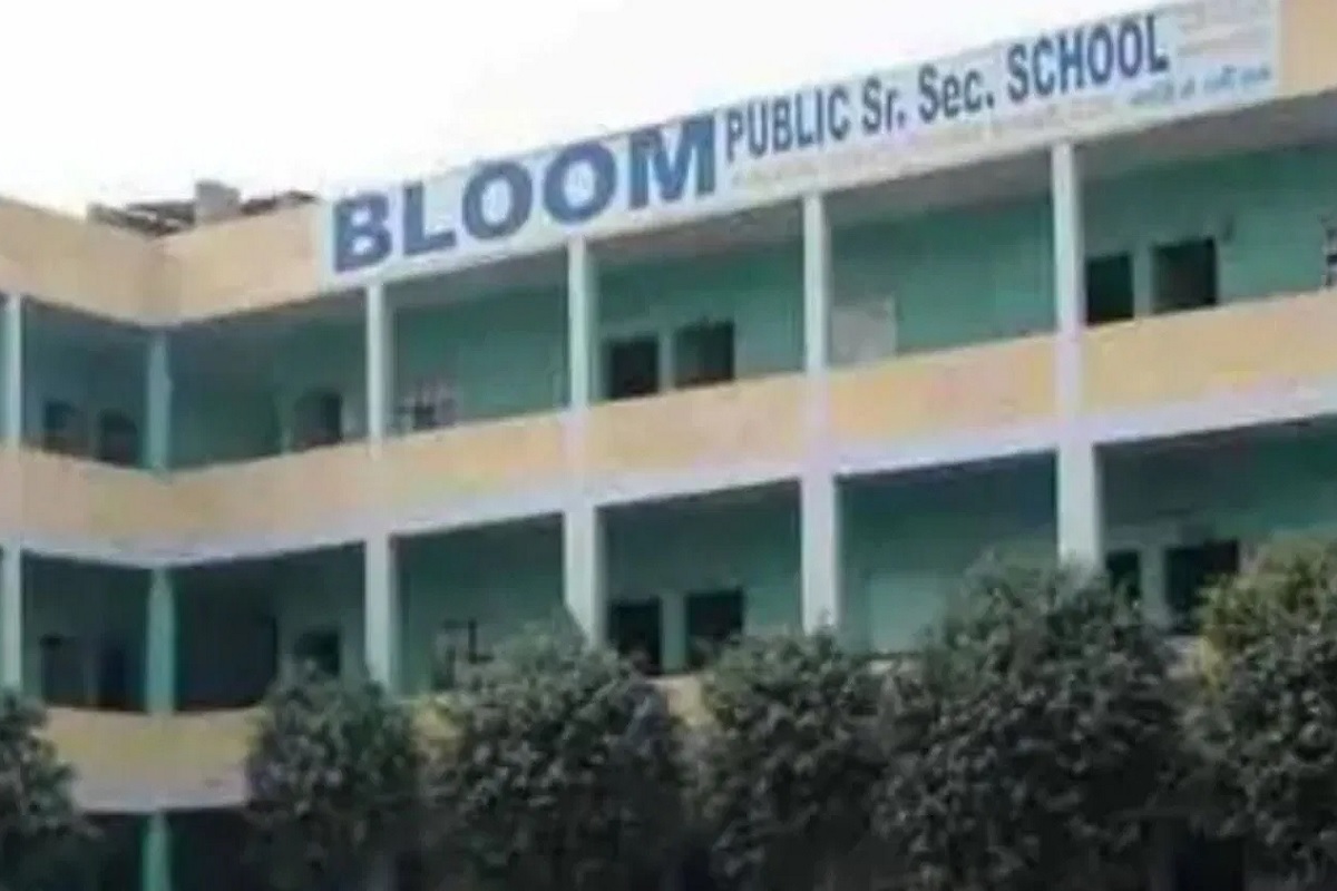 Ghaziabad: ‘तिलक लगाकर आए हो, क्लास से बाहर जाओ…’ छात्र को टीचर ने डांटकर भगाया, हिंदू संगठनों ने जमकर किया विरोध
