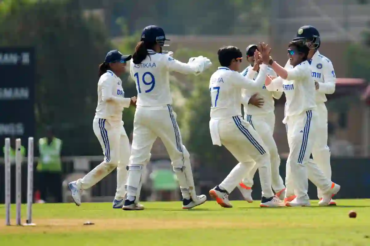 INDW vs ENGW Test Series: भारत के सामने इंग्लैंड की महिला टीम ने पहली पारी में टेके घुटने, 136 रनों के स्कोर पर हुई ऑल आउट